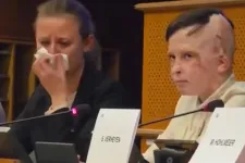 Elsírta magát a tolmács az ukrán kisfiú történetétől az Európai Parlamentben