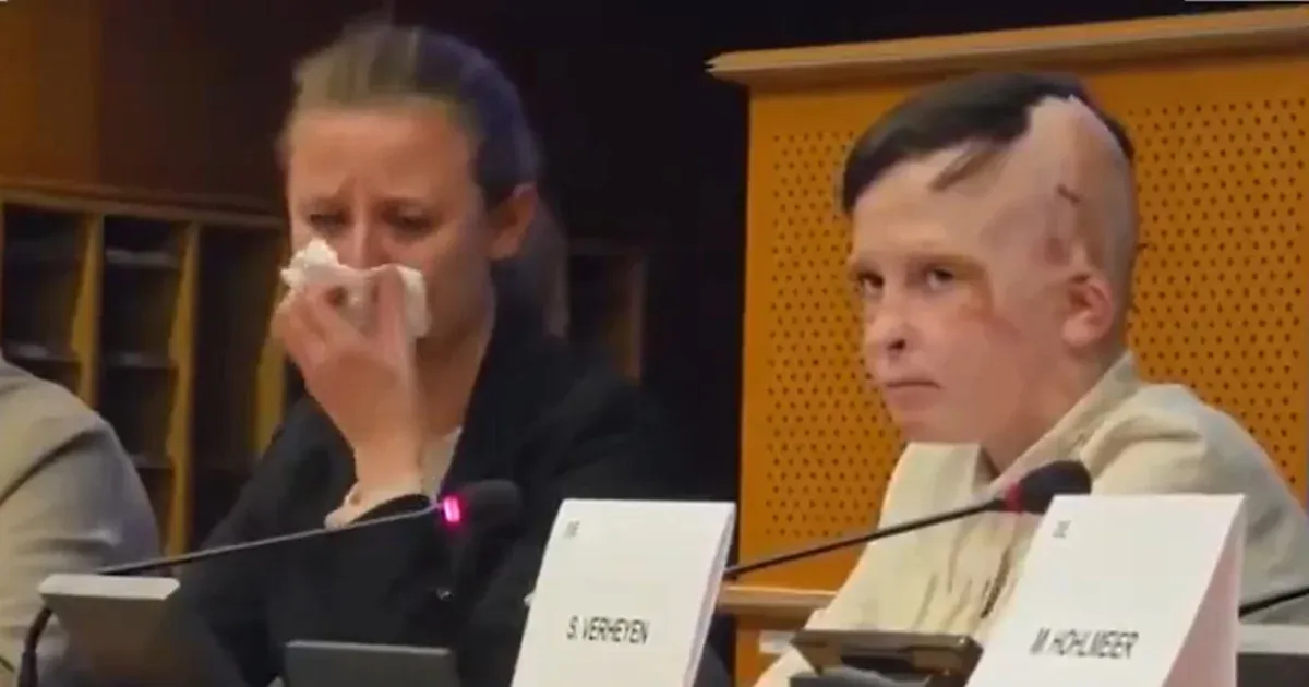 Elsírta magát a tolmács az ukrán kisfiú történetétől az Európai Parlamentben