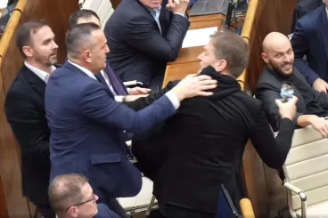 „Mi van, te f*sz?!” – palackdobálás és verekedés a szlovák parlamentben