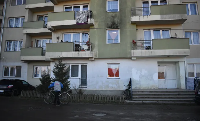 A szociális tömbház lakóközössége – Fotó: Tőkés Hunor / Transtelex