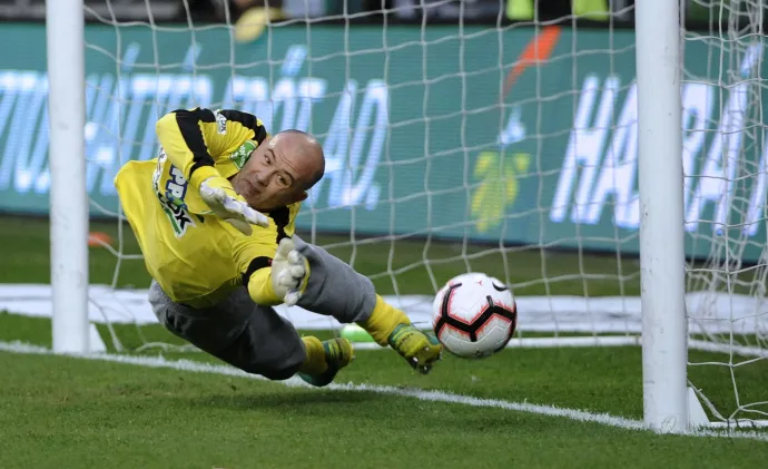 Király Gábor, a szombathelyi csapat kapusa büntetőt véd a labdarúgó OTP Bank Liga 25. fordulójában játszott Ferencváros–Szombathelyi Haladás mérkőzésen a budapesti Groupama Arénában 2019. március 16-án – Fotó: Czagány Balázs / MTI