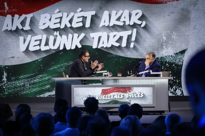 Csiszár Jenő kérdezi Orbán Viktort a digitális polgári körök által szervezett háborúellenes gyűlésen Kecskeméten 2025. december 6-án – Fotó: Huszti István / Telex