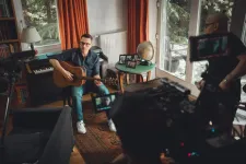 Ákos szerint kidobták a mozikból a róla szóló, „csutka telt házakat” hozó filmet, de a számok mást mutatnak