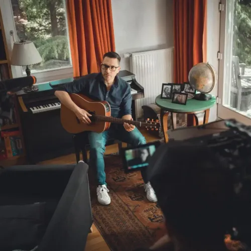 Ákos szerint kidobták a mozikból a róla szóló, „csutka telt házakat” hozó filmet, de a számok mást mutatnak