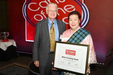 30 évig dolgozott egy gyárban a kínai nő, majd 50 évesen nyugdíjba ment. Ezután dollármilliárdos cégbirodalmat épített