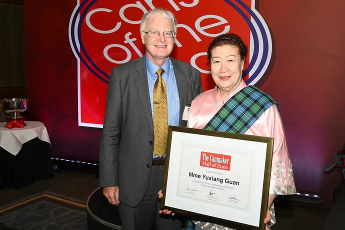 30 évig dolgozott egy gyárban a kínai nő, majd 50 évesen nyugdíjba ment. Ezután dollármilliárdos cégbirodalmat épített