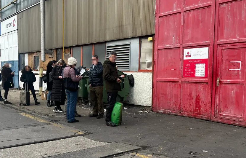 „Azt mondta az ügyfélszolgálat, az a biztos, ha mi megyünk ki érte a raktárba” – letérdelt a DPD karácsony előtt