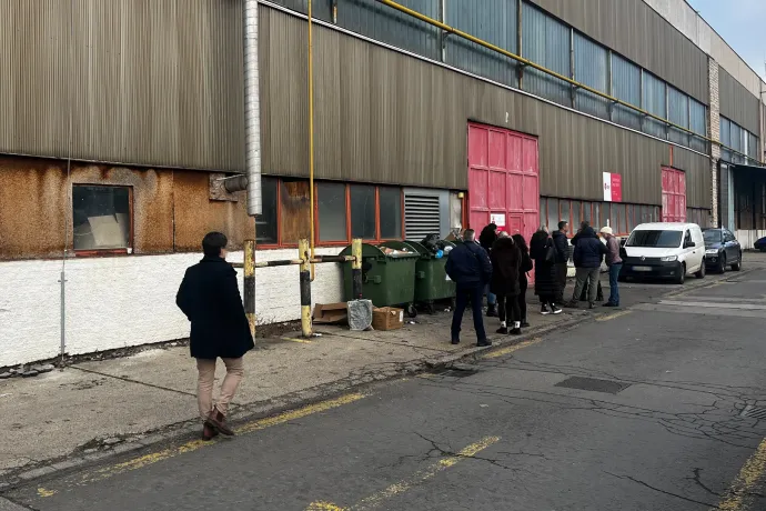 „Végül azt mondta az ügyfélszolgálat, az a biztos, ha mi megyünk ki érte a XXII. kerületi raktárba” – letérdelt a DPD karácsony előtt