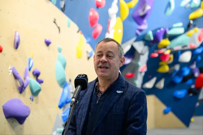 Falra mászhatnak a gyerekek száz iskolában