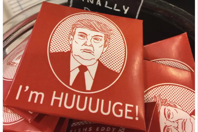 Újabb Epstein-képek kerültek ki, az egyiken óvszerek vannak Trump arcképével