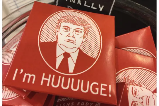 Újabb Epstein-képek kerültek ki, az egyiken óvszerek vannak Trump arcképével