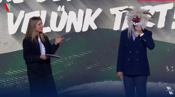 Rákay Philip busómaszkban – Forrás: Orbán Viktor / YouTube