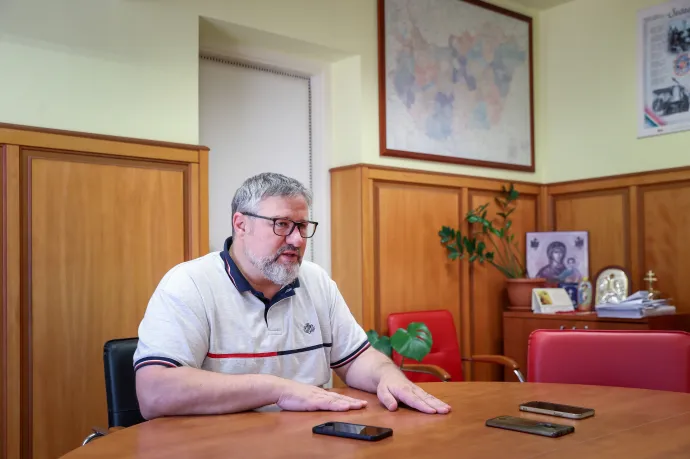 Simonka György leírta, hogy politikai szövetségeseinek adott pozíciókat, de szerinte ez mindig is így volt, és a mai napig így megy