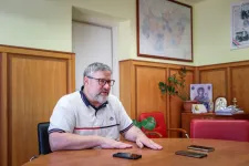 Simonka György leírta, hogy politikai szövetségeseinek adott pozíciókat, de szerinte ez mindig is így volt, és a mai napig így megy