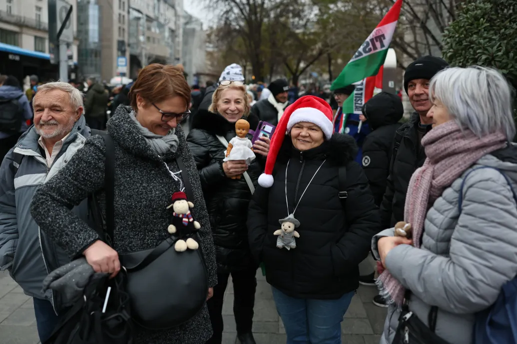 Plüsslúddal és Rubik-kockával indul el Magyar Péter a Karmelitához