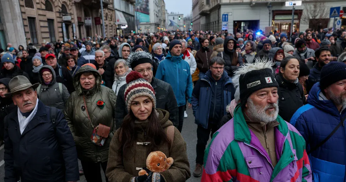 Plüssállatok és tiltakozás: Magyar Péter tüntetése a gyermekvédelemért Plüssállatok és tiltakozás: Magyar Péter tüntetése a gyermekvédelemért