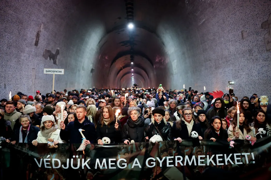 Magyar Péterék már a várnál, a menet vége még a Lánchídon van