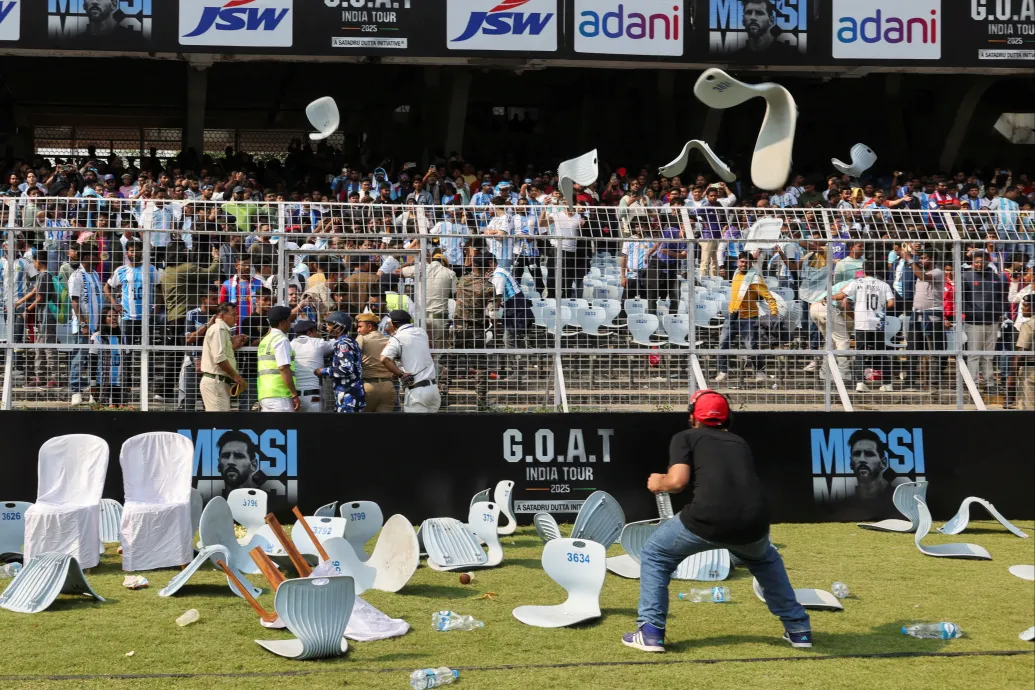 Balhéval indult Lionel Messi indiai látogatása, székekkel dobálóztak a stadionban