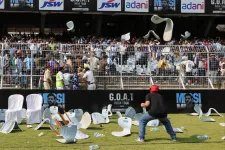 Balhéval indult Lionel Messi indiai látogatása, székekkel dobálóztak a stadionban