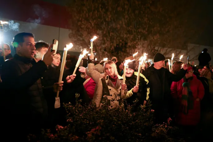 Megtelt a Sándor-palota előtti tér