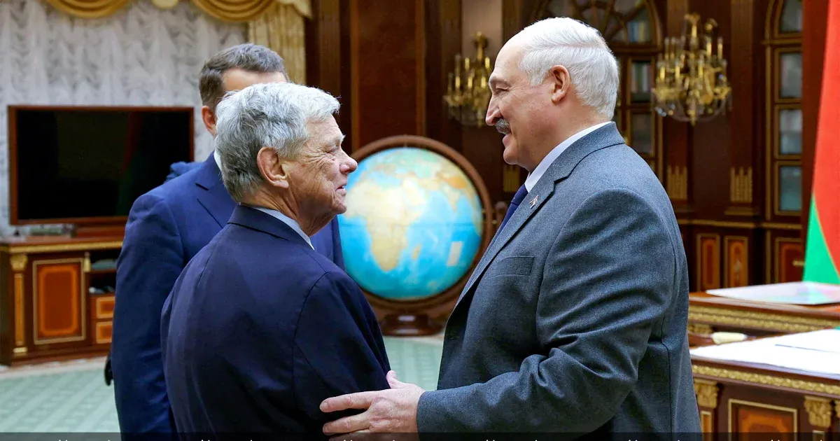 Száznál több politikai foglyot engedett szabadon Belarusz, köztük egy Nobel-díjas aktivistát is