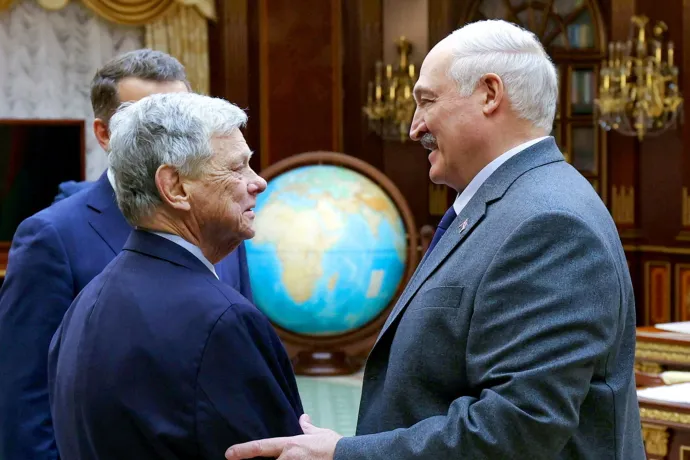 Száznál több politikai foglyot engedett szabadon Belarusz, köztük egy Nobel-díjas aktivistát is