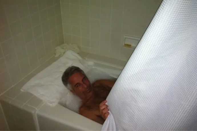 Habfürdőző Epstein, szexjátékok, trumpos tök – rengeteg kép került elő az elítélt milliárdos hagyatékából