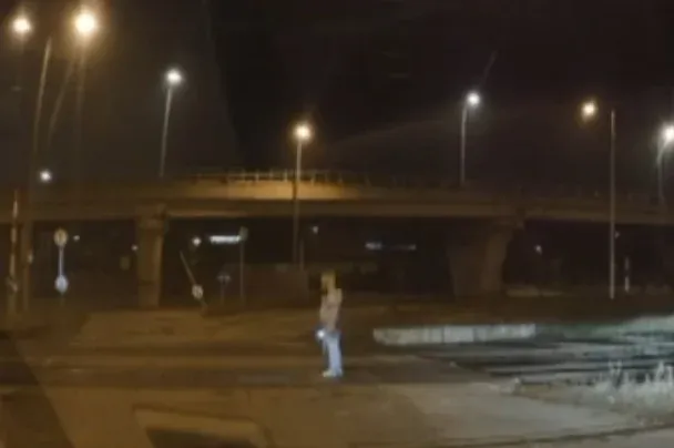 „Engedjen, vonat alá akarok ugrani” – egy taxis mentette meg egy idős nő életét