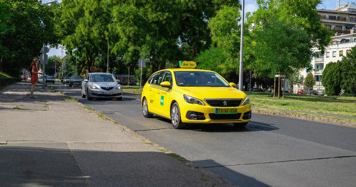 „Engedjen, vonat alá akarok ugrani” – egy taxis mentette meg egy idős nő életét