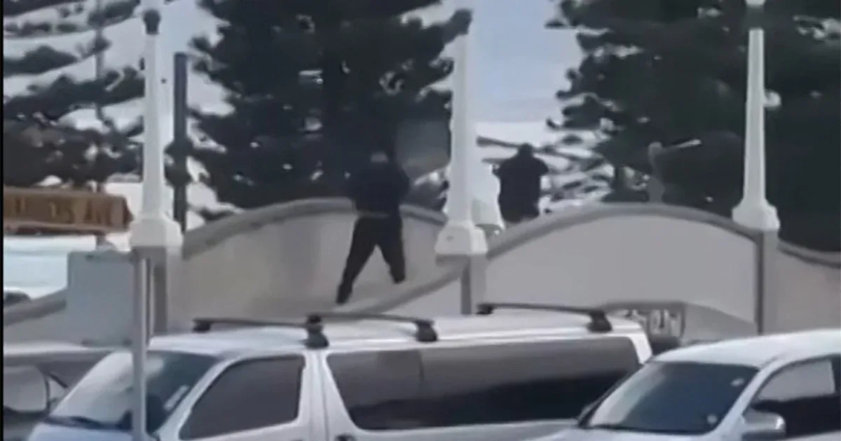 Lövöldözés volt Ausztrália legismertebb strandján, tízen meghaltak, köztük az egyik támadó