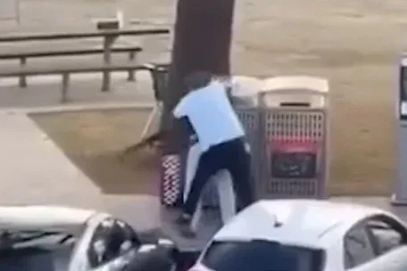 Videón, ahogy egy civil lefegyverezte az egyik támadót az ausztrál strandnál