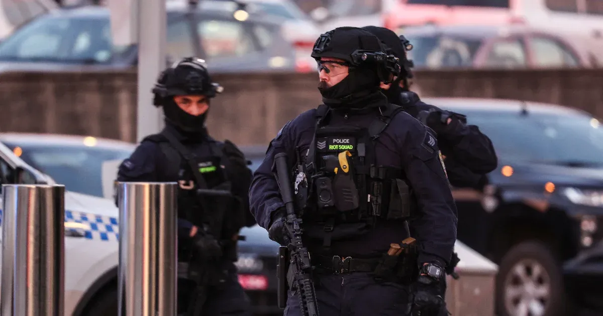 Videón, ahogy egy civil lefegyverezte az egyik támadót Sydneyben