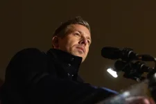 Magyar Péter a zalaegerszegi gyermekotthon meglátogatása után: Van fejlődés, idén már átvették az ajándékainkat