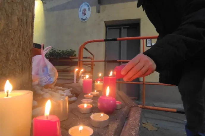 „Elvártam volna, hogy a kormány kimondja: ez elfogadhatatlan” – néma tüntetés a Szőlő utcánál