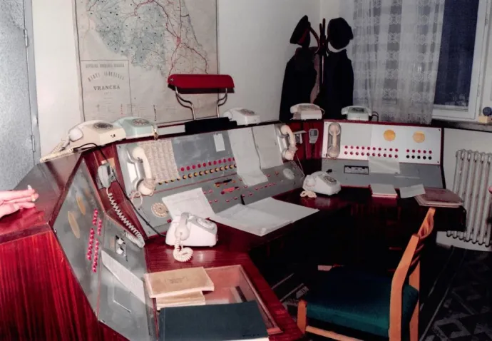 Ceaușescu egyik kedvenc eszköze, a telefonlehallgatás volt. Focșaniban 1990. január 3-án egy Securitate-épületben több tucat magnót fedeztek fel, amelyek több mint 300 telefonvonalra voltak rákötve – Fotó: Alexis Duclos / Getty Images