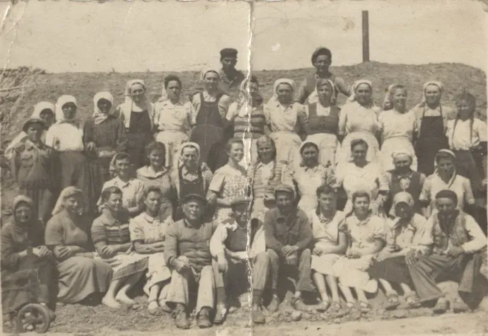 A rendszer ellenségeiként beazonosított civilek egy részét családostól kényszerlakhelyre deportálták. A fotók a Bărăganba telepített családokról készültek az 50-es években – Fotó: deportatiinbaragan.ro