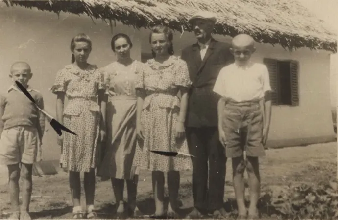 A rendszer ellenségeiként beazonosított civilek egy részét családostól kényszerlakhelyre deportálták. A fotók a Bărăganba telepített családokról készültek az 50-es években – Fotó: deportatiinbaragan.ro