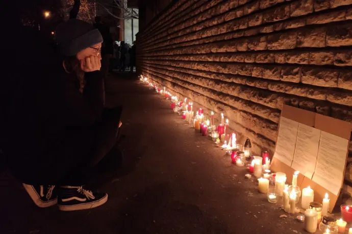 „Elvártam volna, hogy a kormány kimondja: ez elfogadhatatlan” – néma tüntetés a Szőlő utcánál