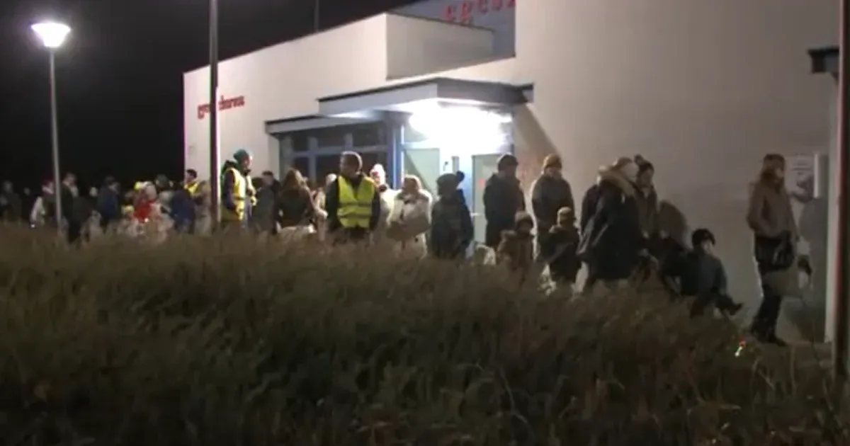 Annyi oltásellenes szülő támadja, hogy felmondana a gödi gyerekorvos, szimpátiasétával álltak ki mellette a helyiek