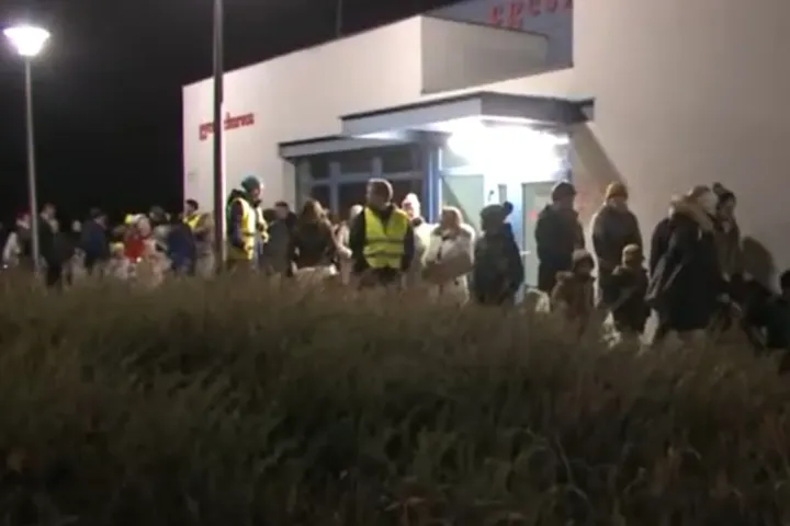 Felmondana a gödi gyerekorvos az oltásellenes szülők támadásai miatt, sétával álltak ki mellette a helyiek