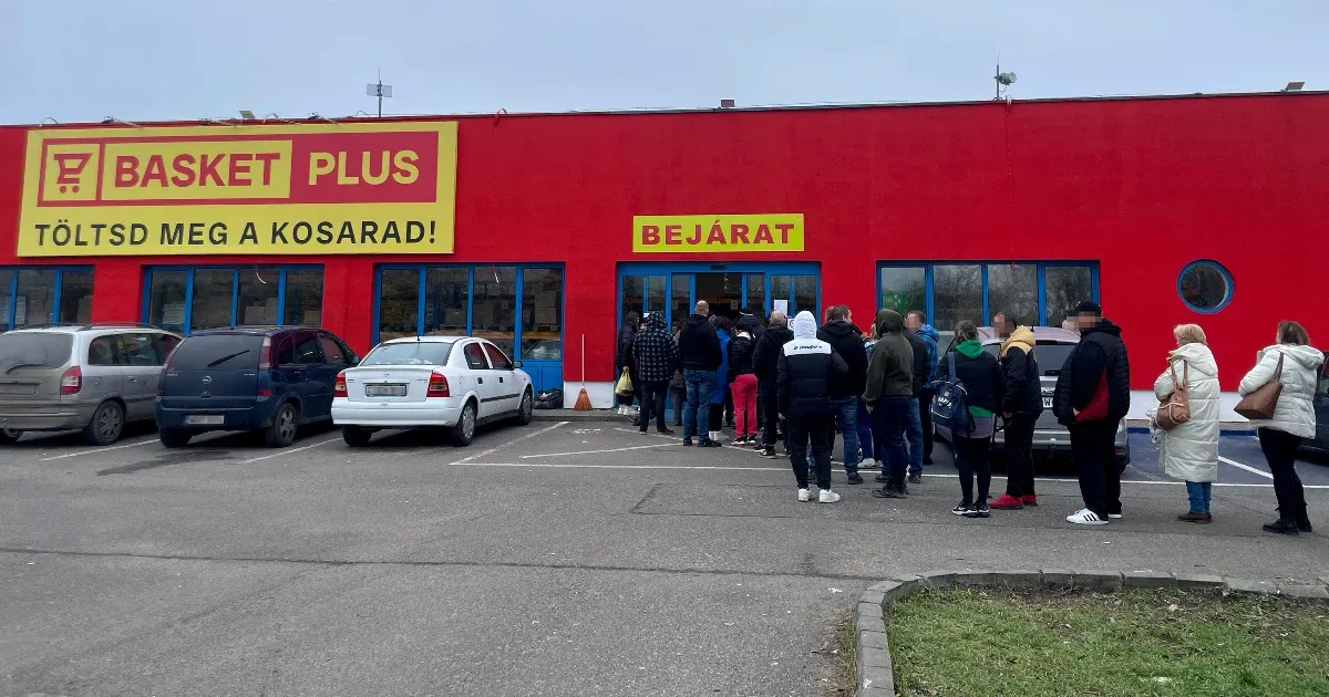 „Új orosz diszkont Budapesten: hosszú sorok és olcsó árak várják a vásárlókat” „Új orosz diszkont Budapesten: hosszú sorok és olcsó árak várják a vásárlókat”
