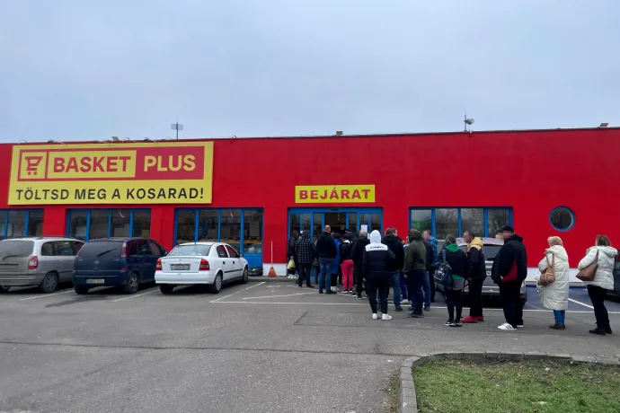 „Jönnek jobb idők, de fel kell készülni a rosszabbakra is. Most egy ilyen rosszabb van” – megkérdeztük az embereket, miért állnak sorban az új orosz diszkont előtt