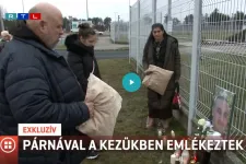 Párnával tüntettek az elhunyt rab rokonai a veszprémi börtön előtt