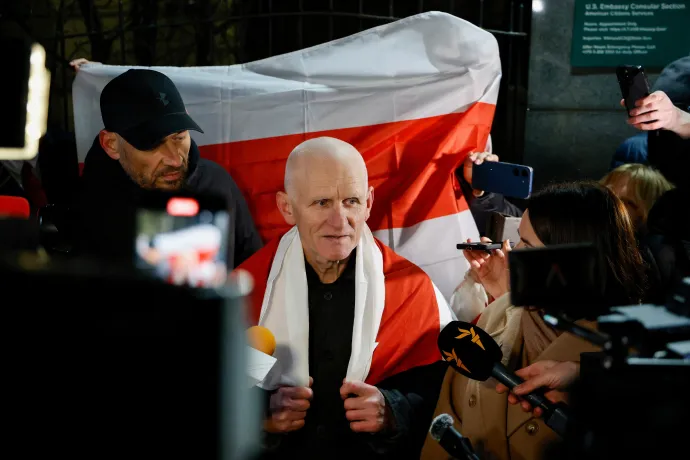 A Nobel-békedíjas Alesz Bjaljacki újságíróknak nyilatkozik az amerikai nagykövetségen Vilniusban 2025. december 13-án – Fotó: Petras Malukas / AFP