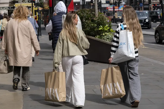 Járókelők zarás és primarkos bevásárlótáskákkal Londonban, 2025. május 7-én – Fotó: Mike Kemp / In Pictures / Getty Images