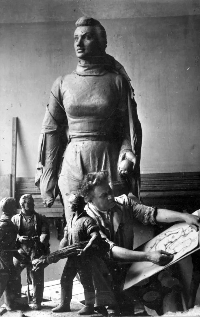 Kocsis András szobrászművész műtermében, mögötte a Teniszező lány című szobor agyagmintája – Fotó: Zsivkov Anita – Koós Árpád / Kocsis András / Fortepan