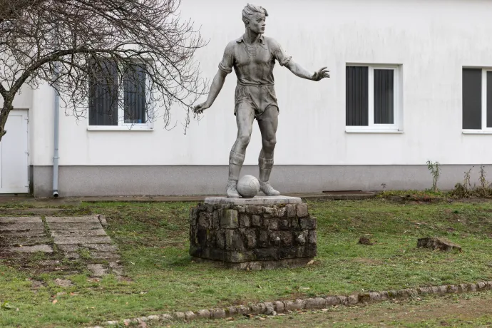 Ungvári Lajos Futballista és Jálics Ernő gerelyvető című szobra a stadionban – Fotó: Bődey János / Telex