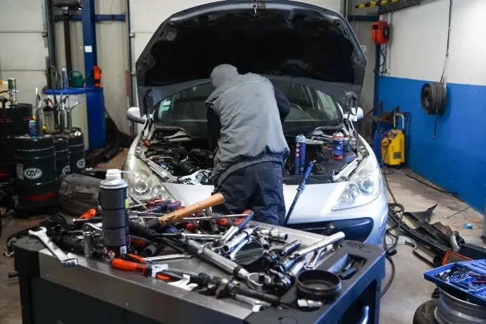 Milyen hibát okozhat, ha benzin helyett víz kerül egy autó tankjába?