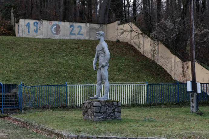 Kerényi Jenő Kalapácsvető című szobra a stadionban – Fotó: Bődey János / Telex