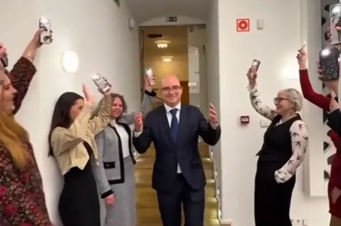 „Lassan akarlak megd*gni, lámpafénynél” – ilyen zenére rajonganak Maruzsa Zoltánért a diáklányok egy utóbb törölt TikTok-videóban